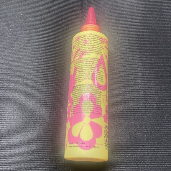 Amika smooth over frizz fighting treatment - Picture 2 of 4